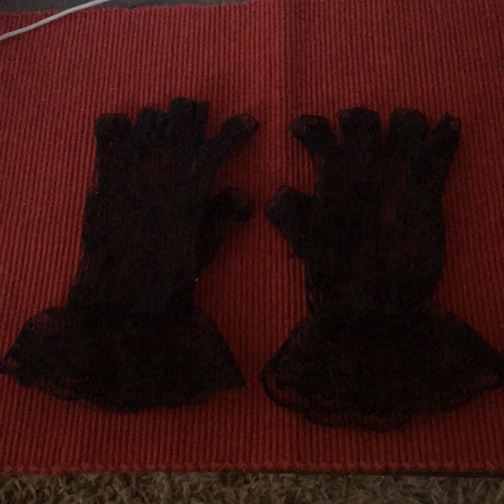 Elegant Black Lace Gloves